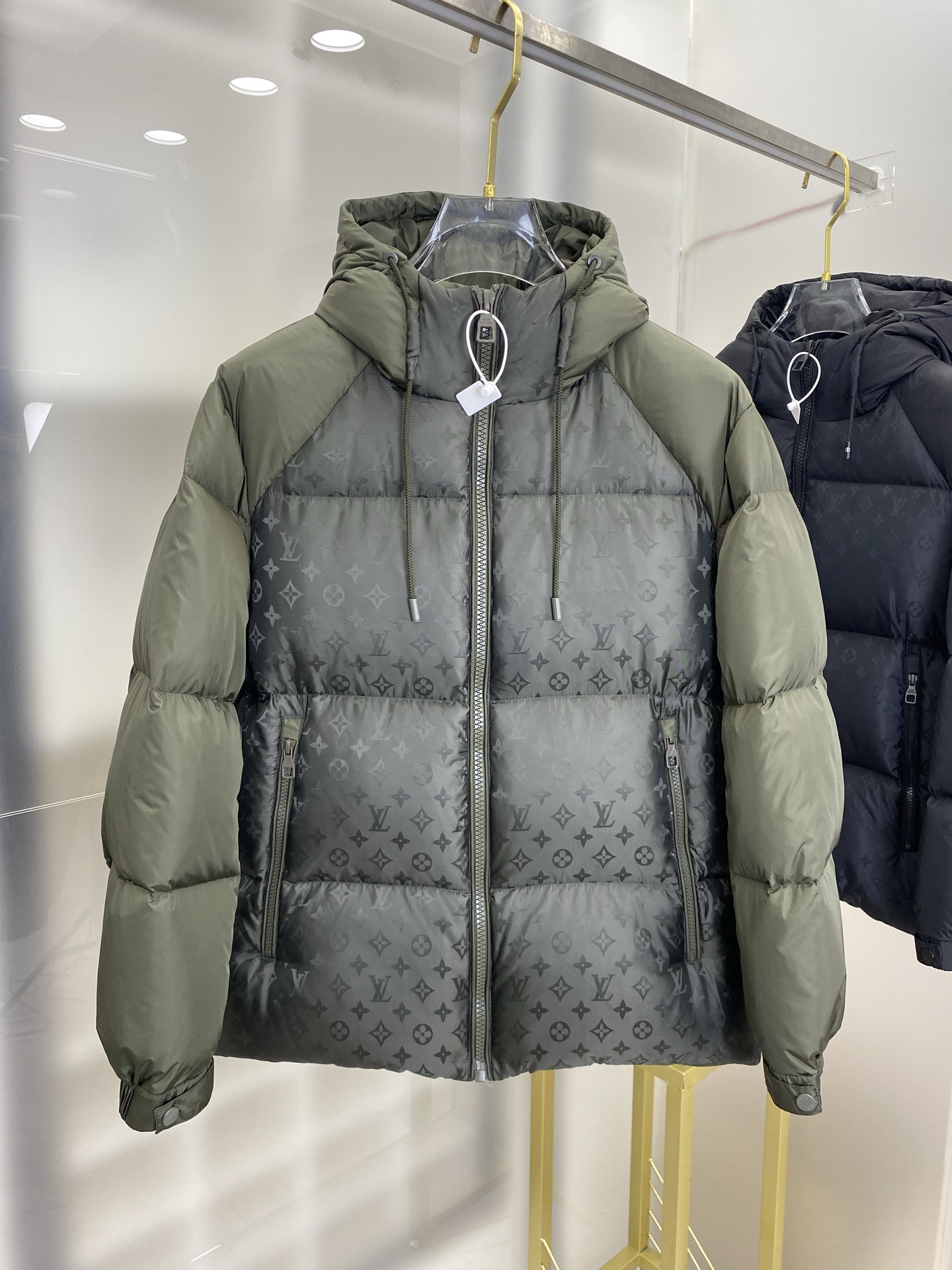 LOUIS VUITTON 2025年新作 LV ダウンジャケット フルロゴプリント ユニセックスモデル