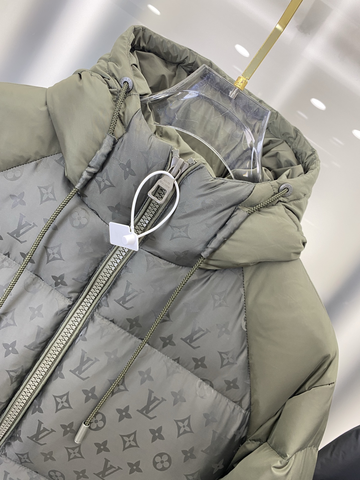 LOUIS VUITTON 2025年新作 LV ダウンジャケット フルロゴプリント ユニセックスモデル