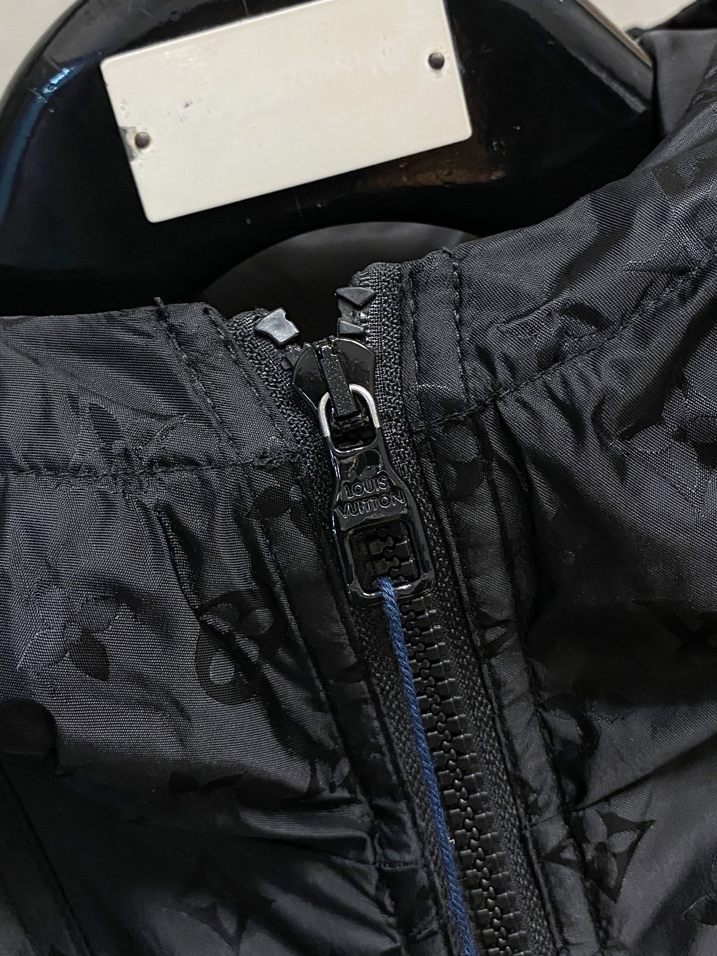 LOUIS VUITTON 2025年新作 LV ダウンジャケット フルロゴプリント ユニセックスモデル