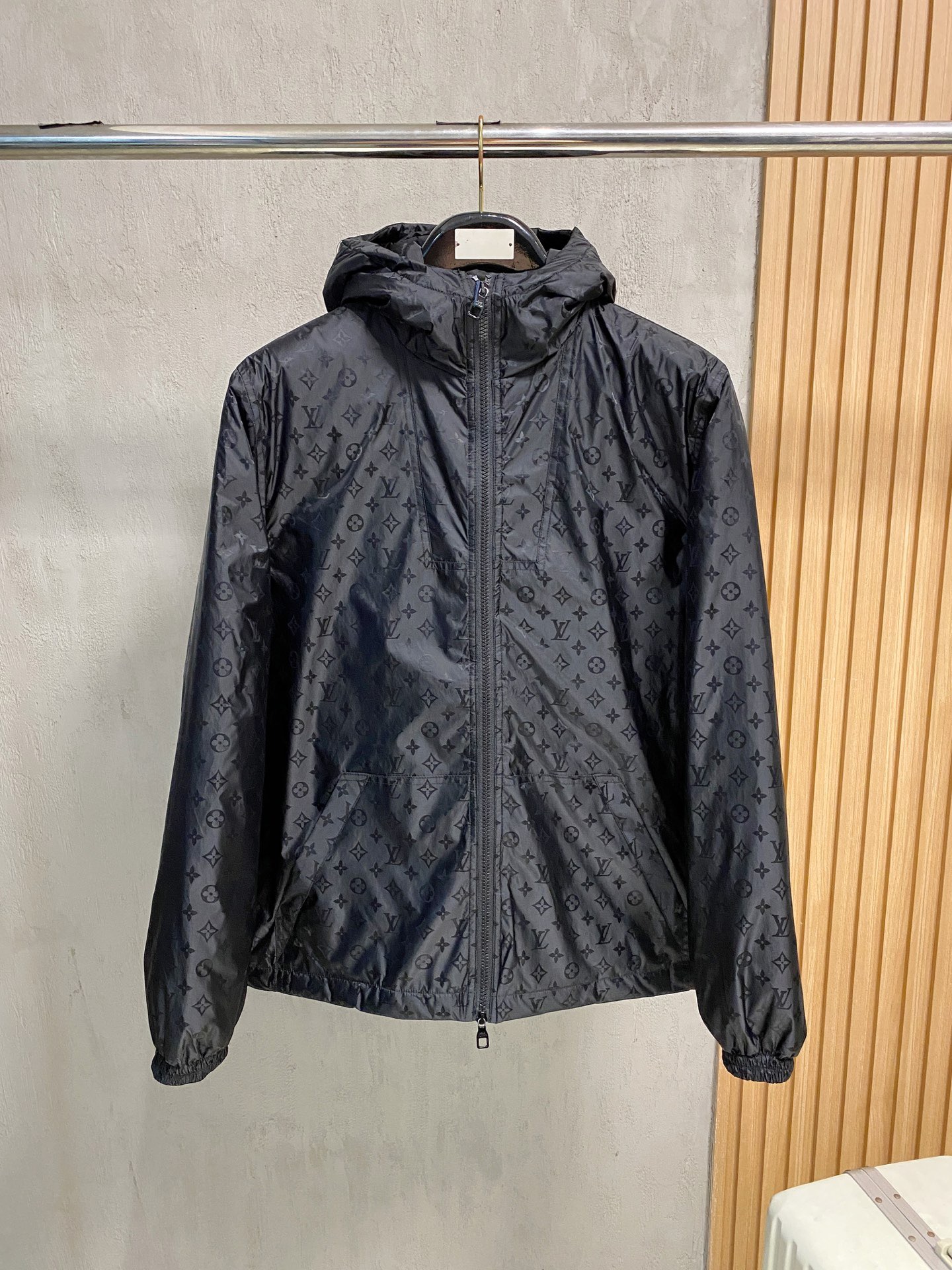 LOUIS VUITTON 2025年新作 LV ダウンジャケット フルロゴプリント ユニセックスモデル