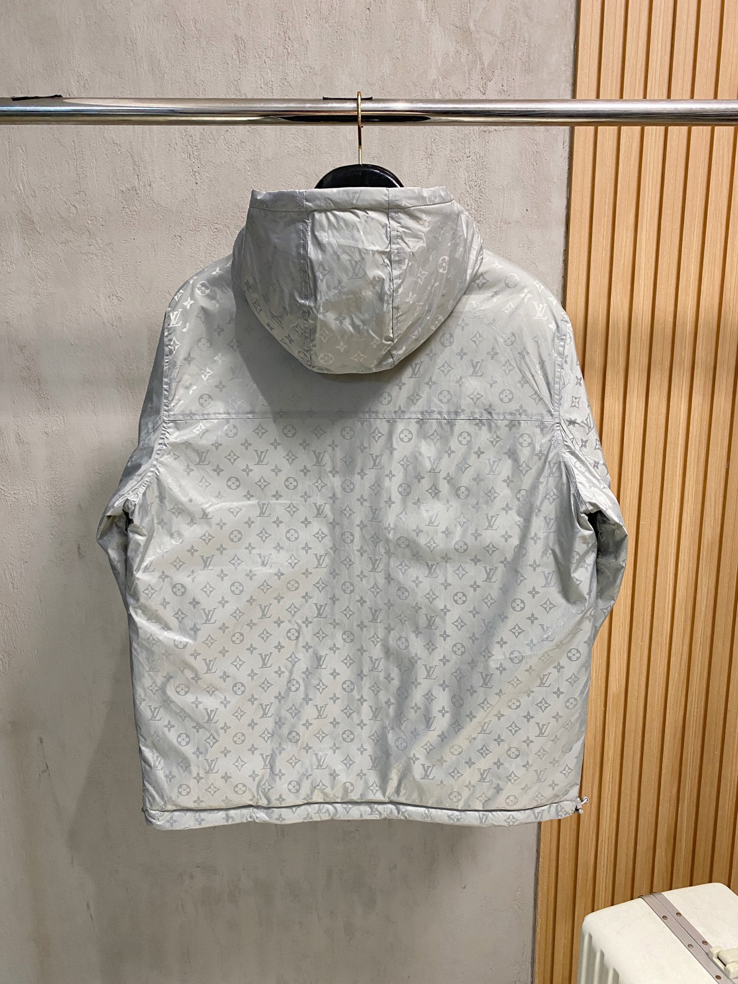 LOUIS VUITTON 2025年新作 LV ダウンジャケット フルロゴプリント ユニセックスモデル