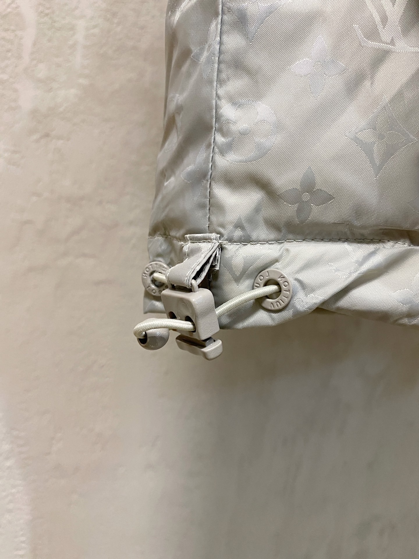 LOUIS VUITTON 2025年新作 LV ダウンジャケット フルロゴプリント ユニセックスモデル