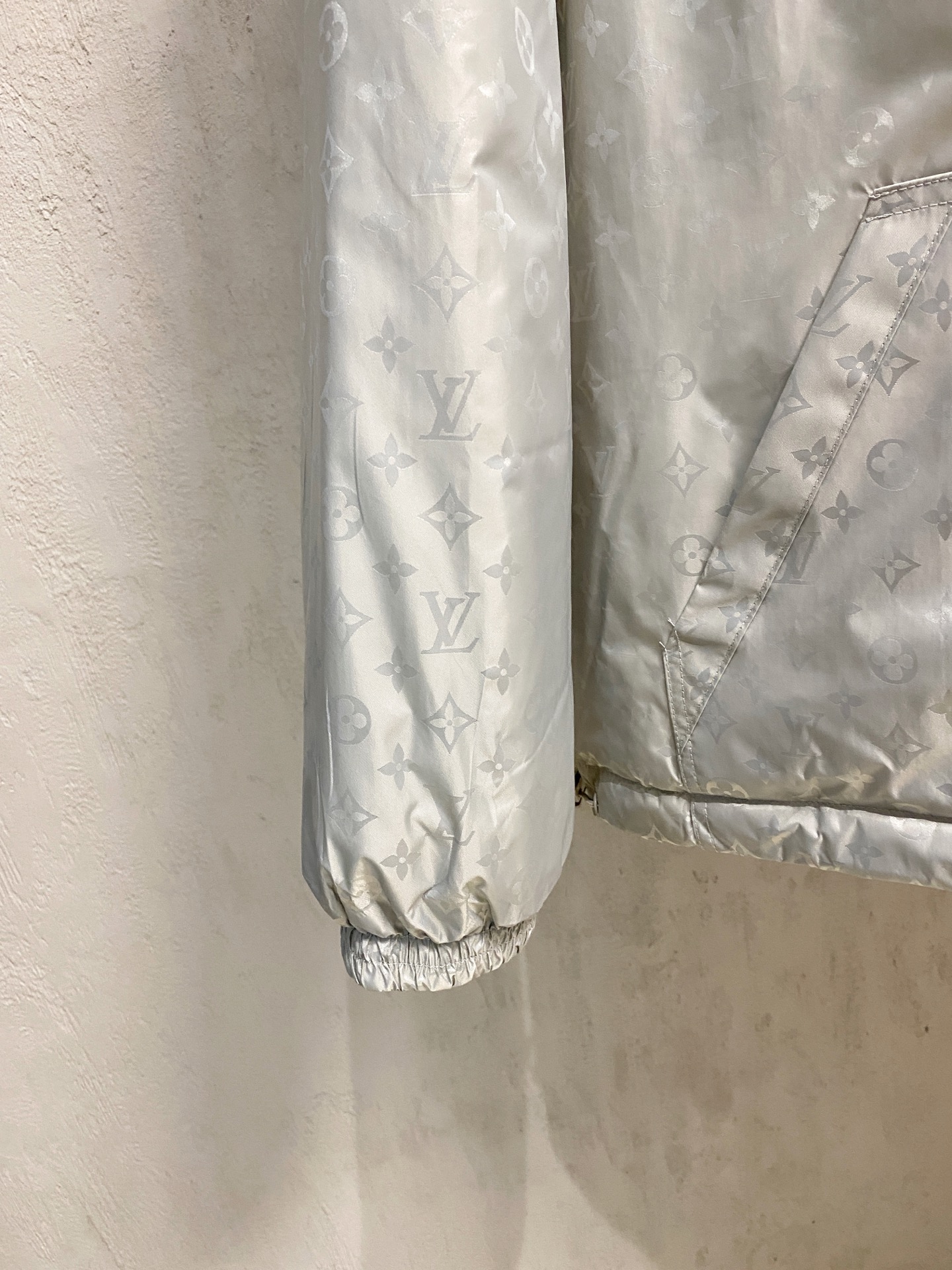 LOUIS VUITTON 2025年新作 LV ダウンジャケット フルロゴプリント ユニセックスモデル