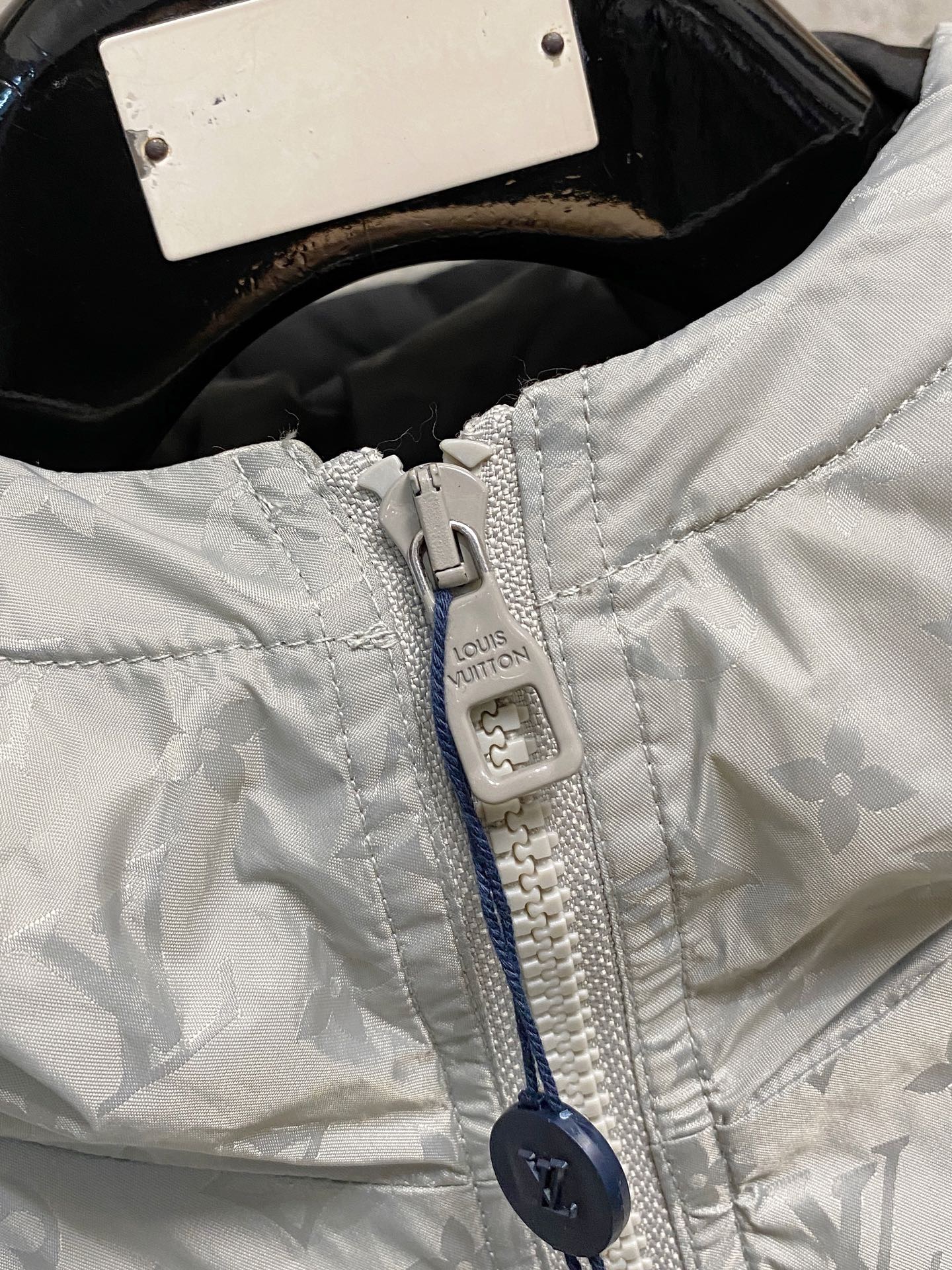 LOUIS VUITTON 2025年新作 LV ダウンジャケット フルロゴプリント ユニセックスモデル