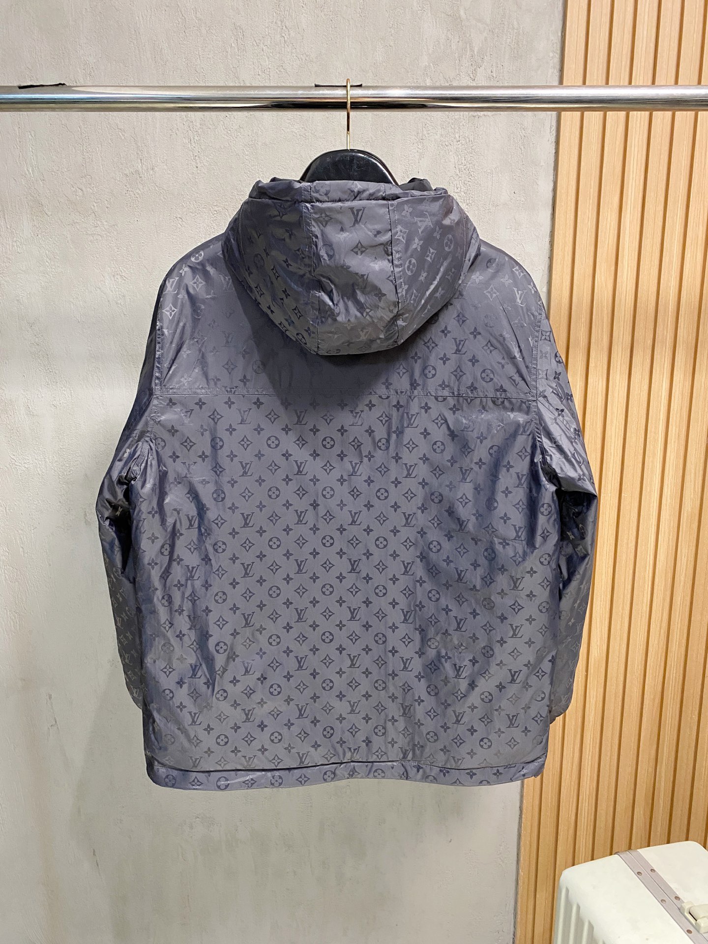 LOUIS VUITTON 2025年新作 LV ダウンジャケット フルロゴプリント ユニセックスモデル