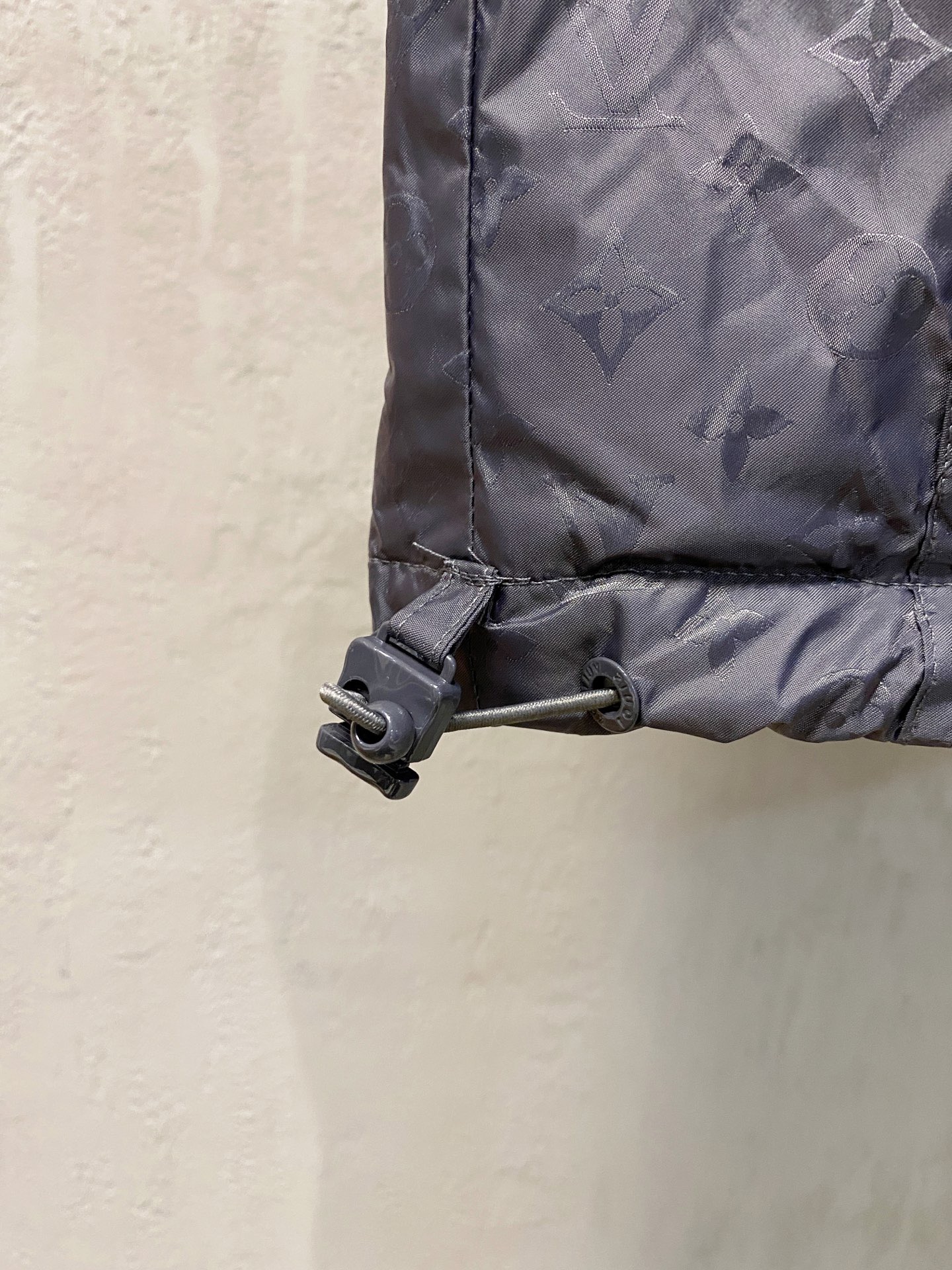 LOUIS VUITTON 2025年新作 LV ダウンジャケット フルロゴプリント ユニセックスモデル