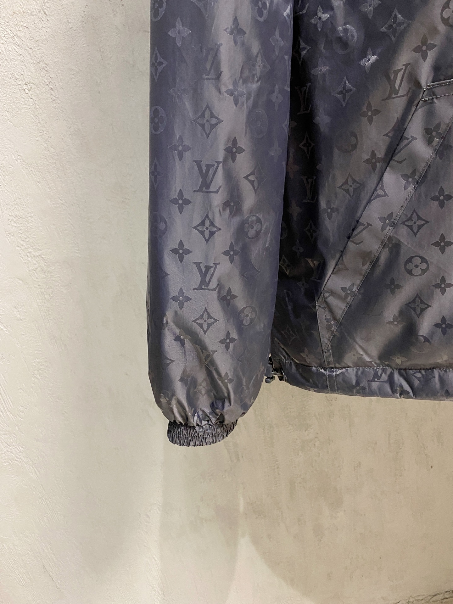 LOUIS VUITTON 2025年新作 LV ダウンジャケット フルロゴプリント ユニセックスモデル