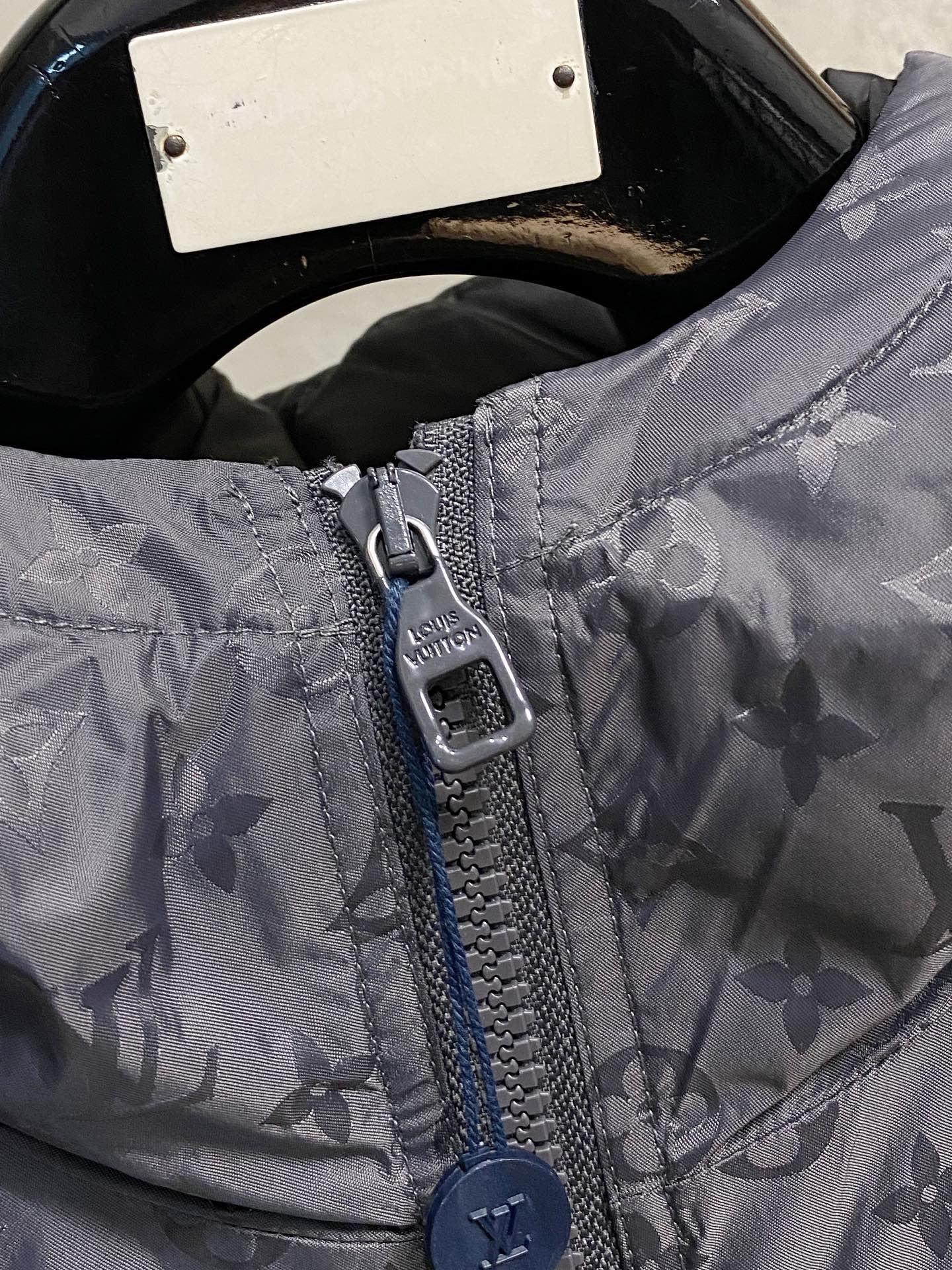 LOUIS VUITTON 2025年新作 LV ダウンジャケット フルロゴプリント ユニセックスモデル