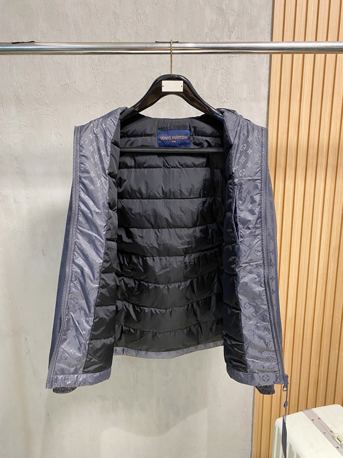 LOUIS VUITTON 2025年新作 LV ダウンジャケット フルロゴプリント ユニセックスモデル