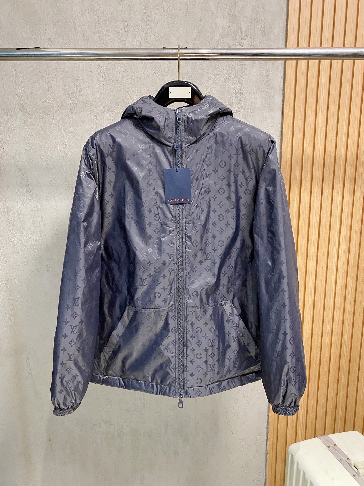 LOUIS VUITTON 2025年新作 LV ダウンジャケット フルロゴプリント ユニセックスモデル