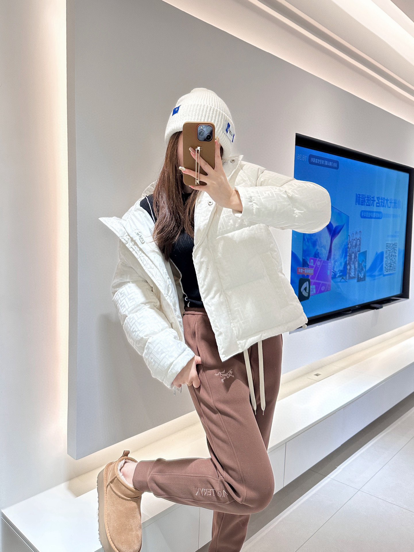 FENDI フェンディ フルロゴ ダウンジャケットMONCLER