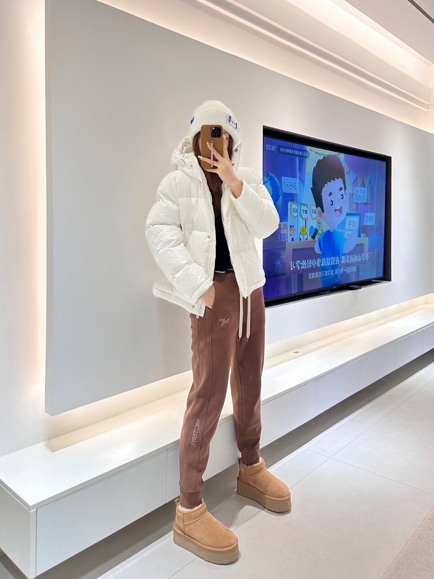 FENDI フェンディ フルロゴ ダウンジャケットMONCLER