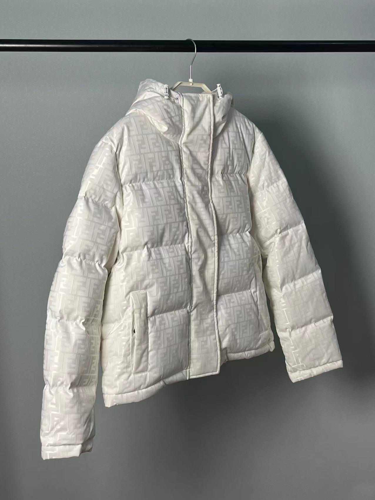 FENDI フェンディ フルロゴ ダウンジャケットMONCLER