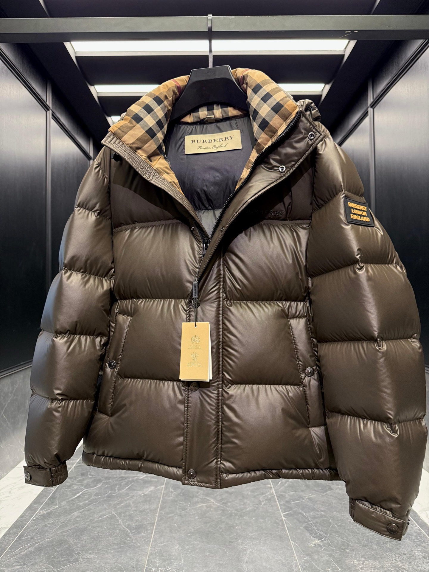 BURBERRY 2025年新作 バーバリー ダウンジャケット フルロゴプリント ユニセックスモデル moncler