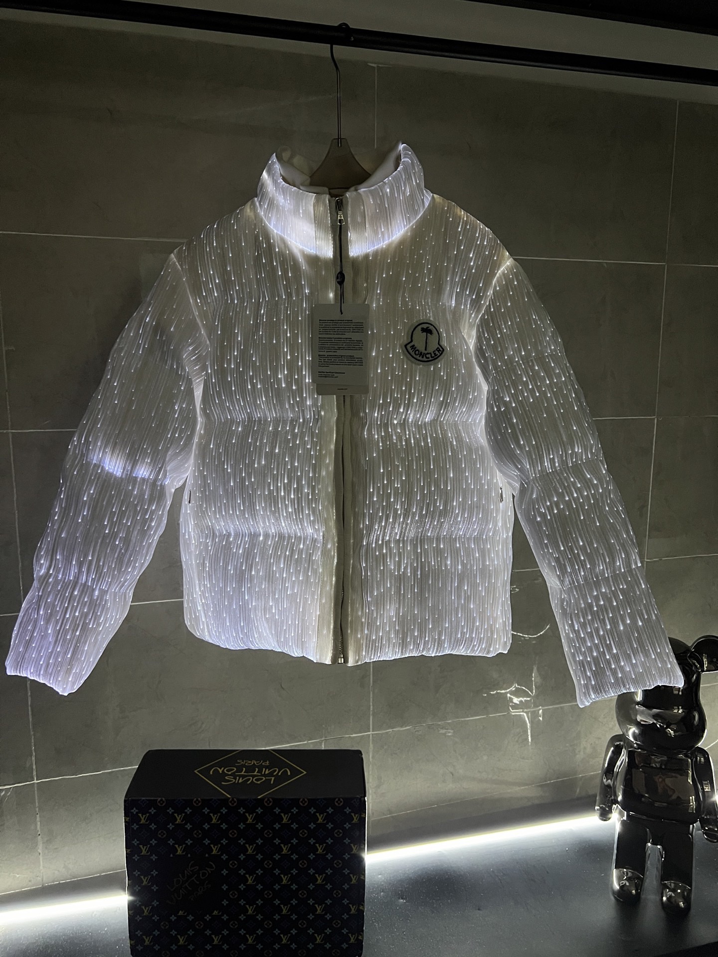 【人気商品】𝐌𝐎𝐍𝐂𝐋𝐄𝐑 新型発光薄型ダウンジャケット