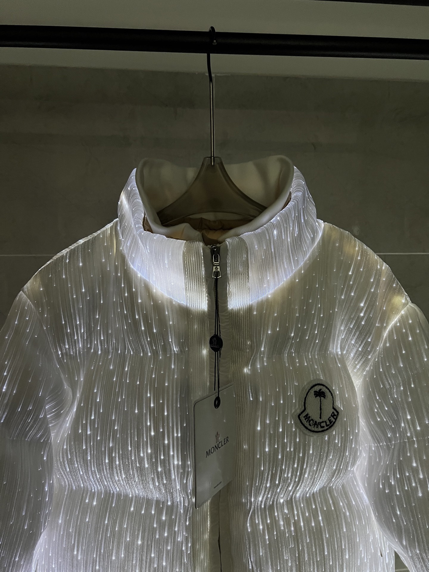 【人気商品】𝐌𝐎𝐍𝐂𝐋𝐄𝐑 新型発光薄型ダウンジャケット
