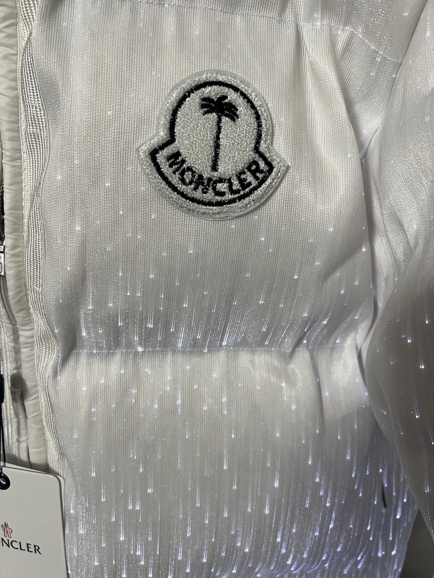 【人気商品】𝐌𝐎𝐍𝐂𝐋𝐄𝐑 新型発光薄型ダウンジャケット