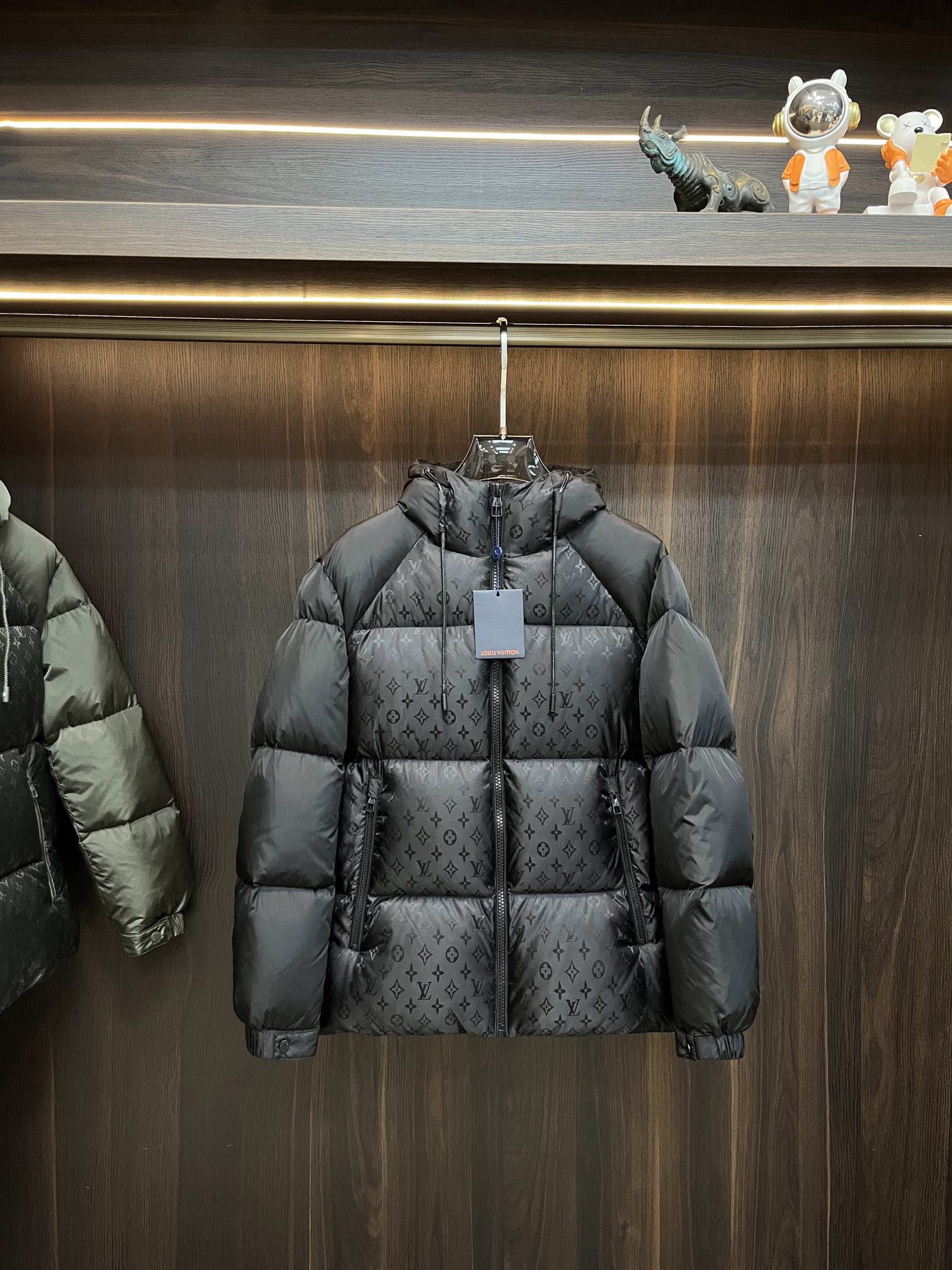 LOUIS VUITTON 2025年新作 LV ダウンジャケット フルロゴプリント ユニセックスモデル MONCLER