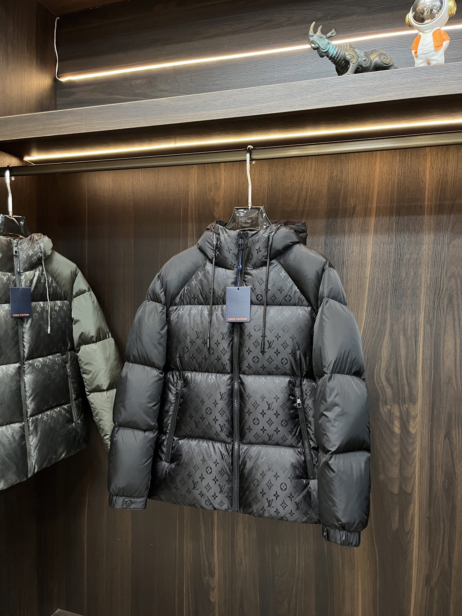 LOUIS VUITTON 2025年新作 LV ダウンジャケット フルロゴプリント ユニセックスモデル MONCLER