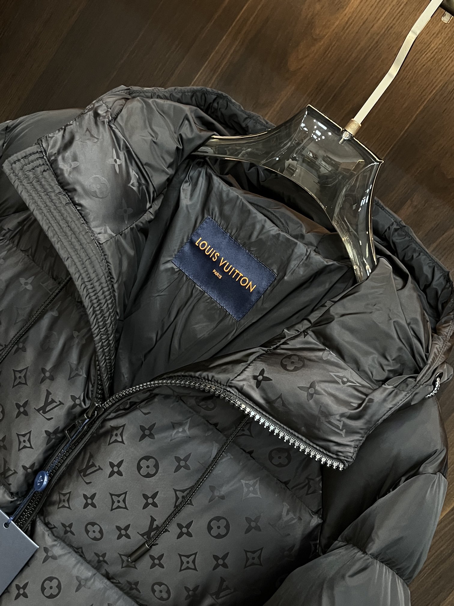 LOUIS VUITTON 2025年新作 LV ダウンジャケット フルロゴプリント ユニセックスモデル MONCLER