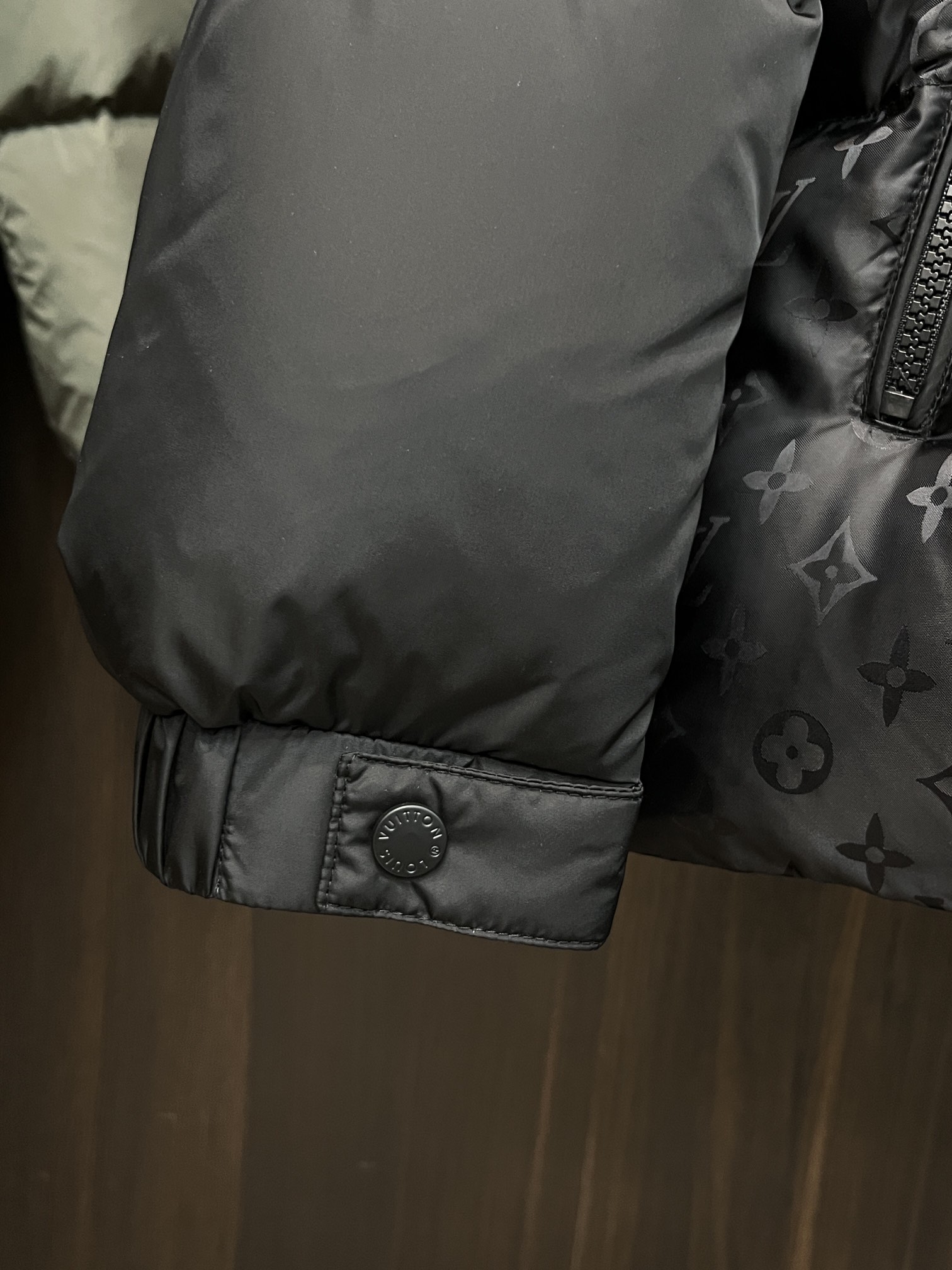 LOUIS VUITTON 2025年新作 LV ダウンジャケット フルロゴプリント ユニセックスモデル MONCLER