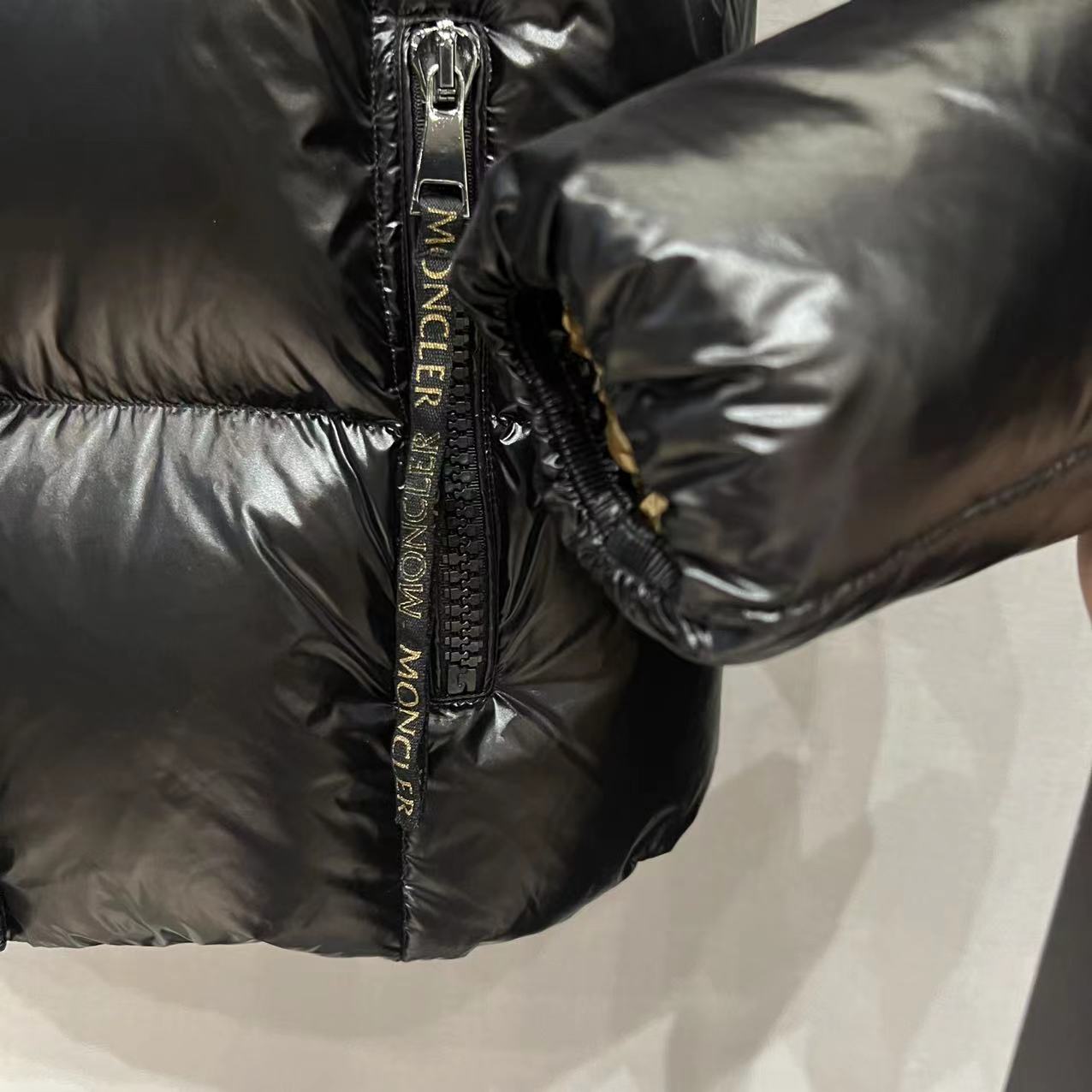 【公式認定ストア】MONCLERモンクレール 定番ダウンコート 限定発売中！多くの著名人やセレブに愛用されています! 爆買い！即完売必至 Parana（ユニセックス）