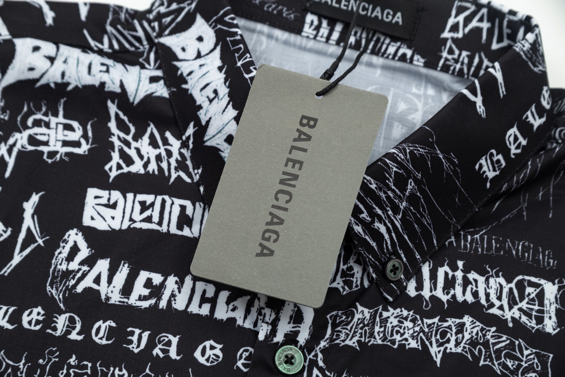 【BALENCIAGA公式旗艦店】ドラゴン年限定版の弾幕ロゴ シャツ