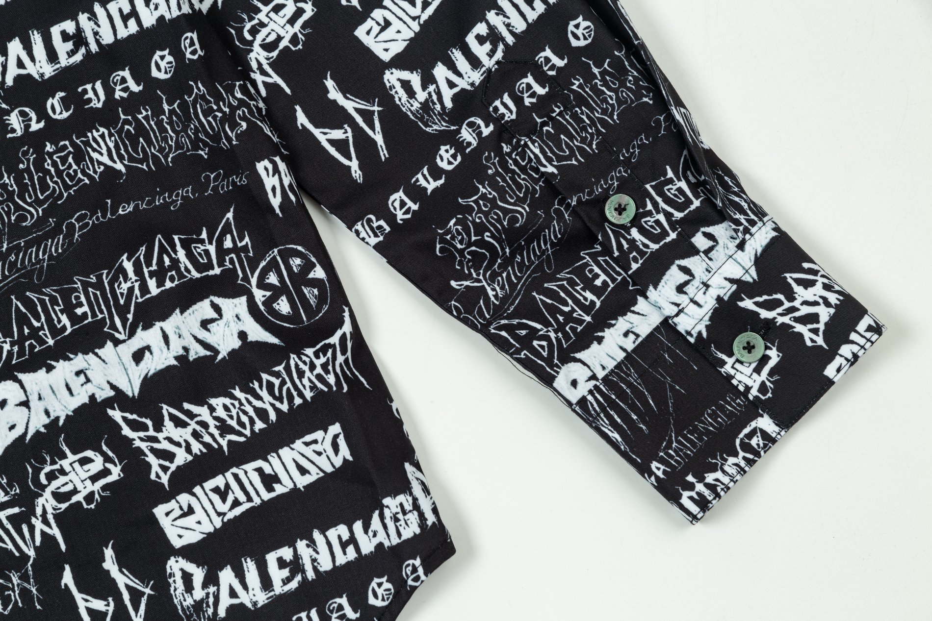 【BALENCIAGA公式旗艦店】ドラゴン年限定版の弾幕ロゴ シャツ