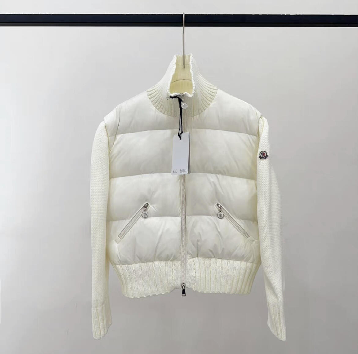 【人気商品】MONCLERレディース ウールハイネックショート丈ダウンジャケット 無地