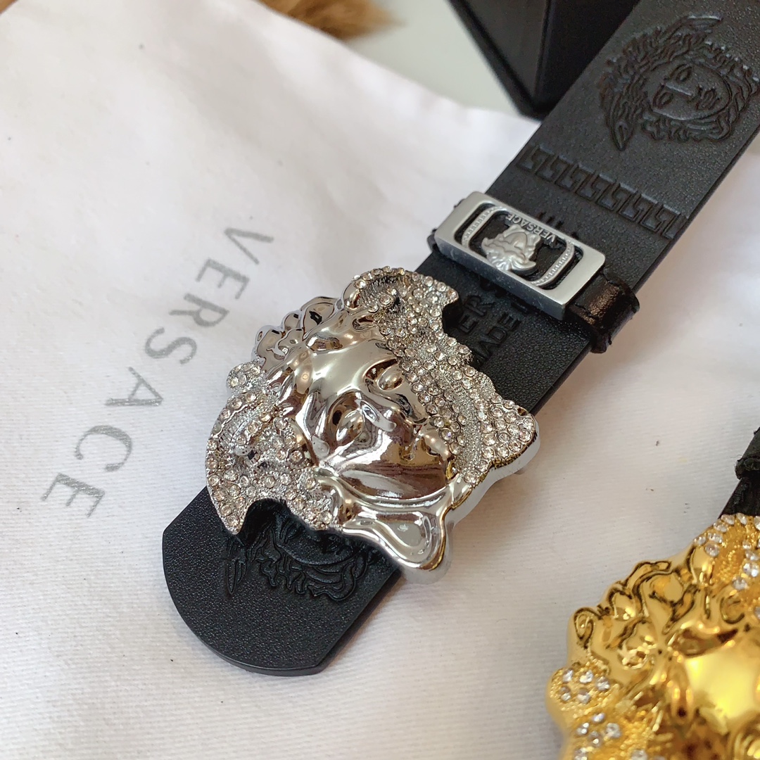 VERSACE   輸入牛革メドゥーサ型押し