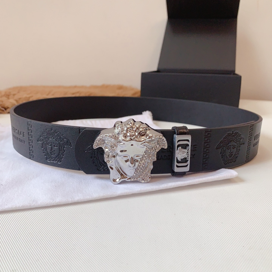 VERSACE   輸入牛革メドゥーサ型押し