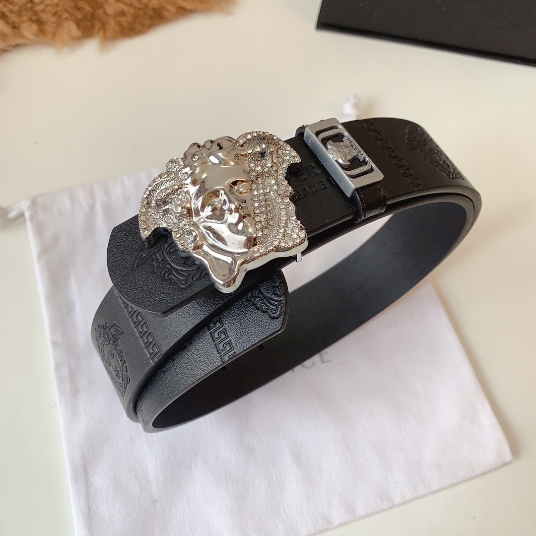 VERSACE   輸入牛革メドゥーサ型押し