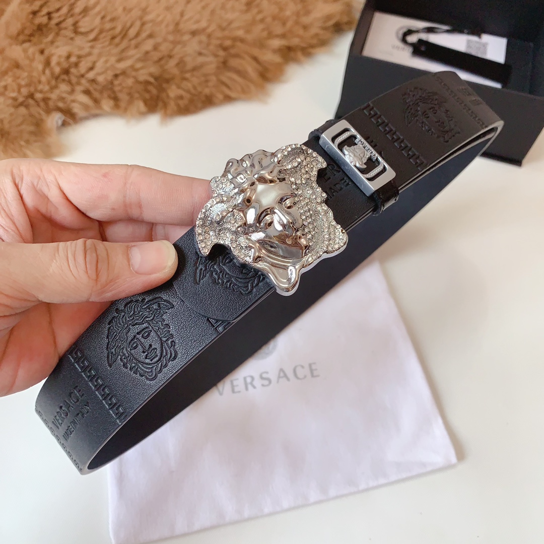 VERSACE   輸入牛革メドゥーサ型押し