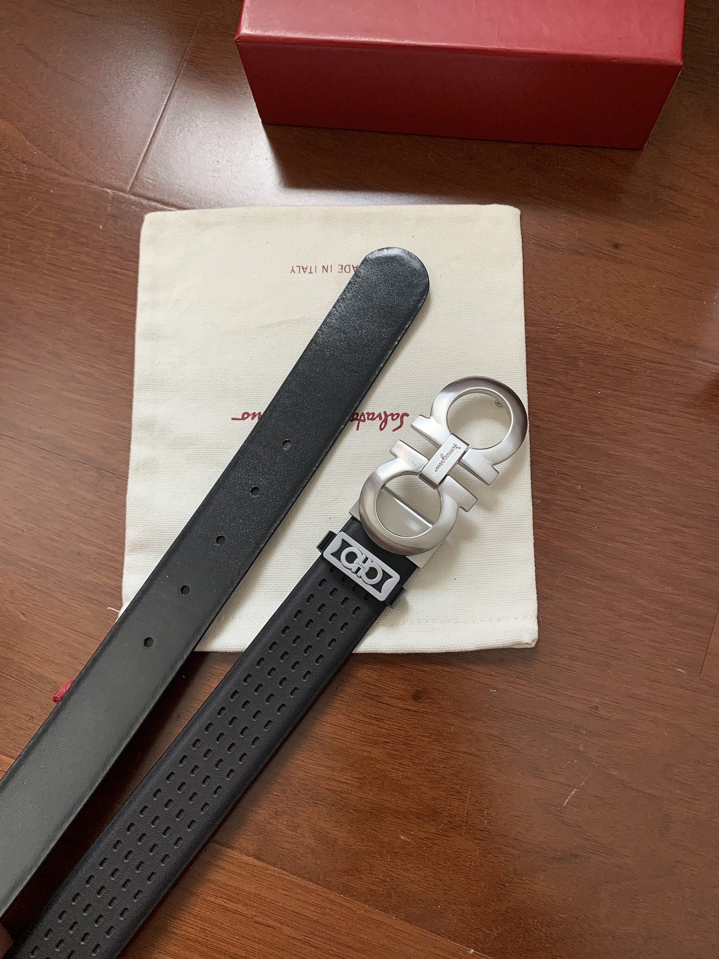 Ferragamo★長さ調節可能な中空パターンデザイン