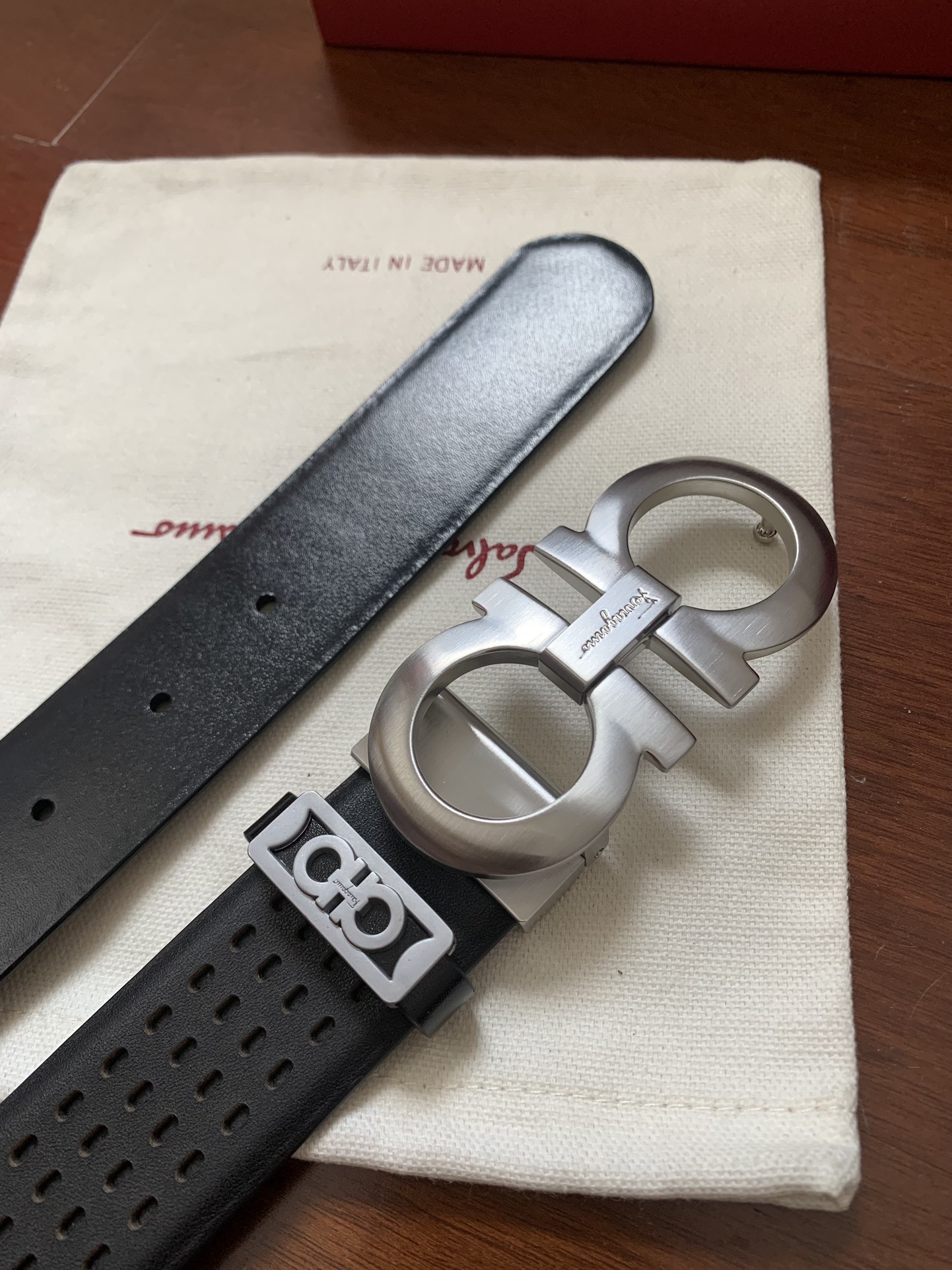 Ferragamo★長さ調節可能な中空パターンデザイン