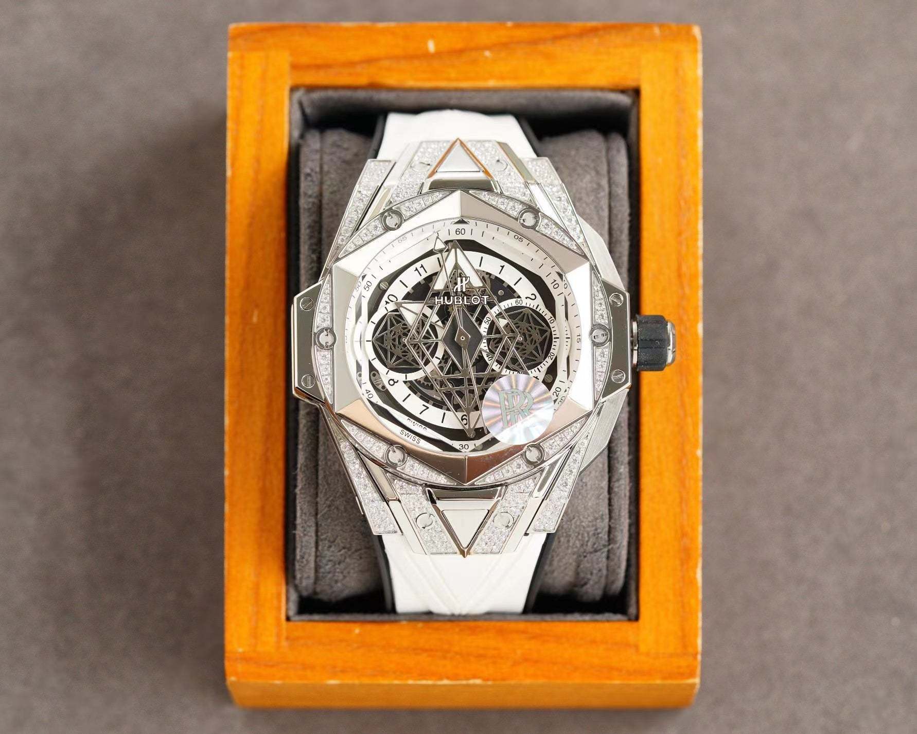 ウブロ ビッグバン ウニコ サンブルーII チタニウム パヴェ 418.NX.2001.RX.1604.MXM20