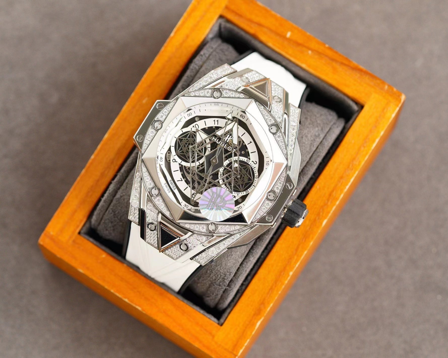 ウブロ ビッグバン ウニコ サンブルーII チタニウム パヴェ 418.NX.2001.RX.1604.MXM20