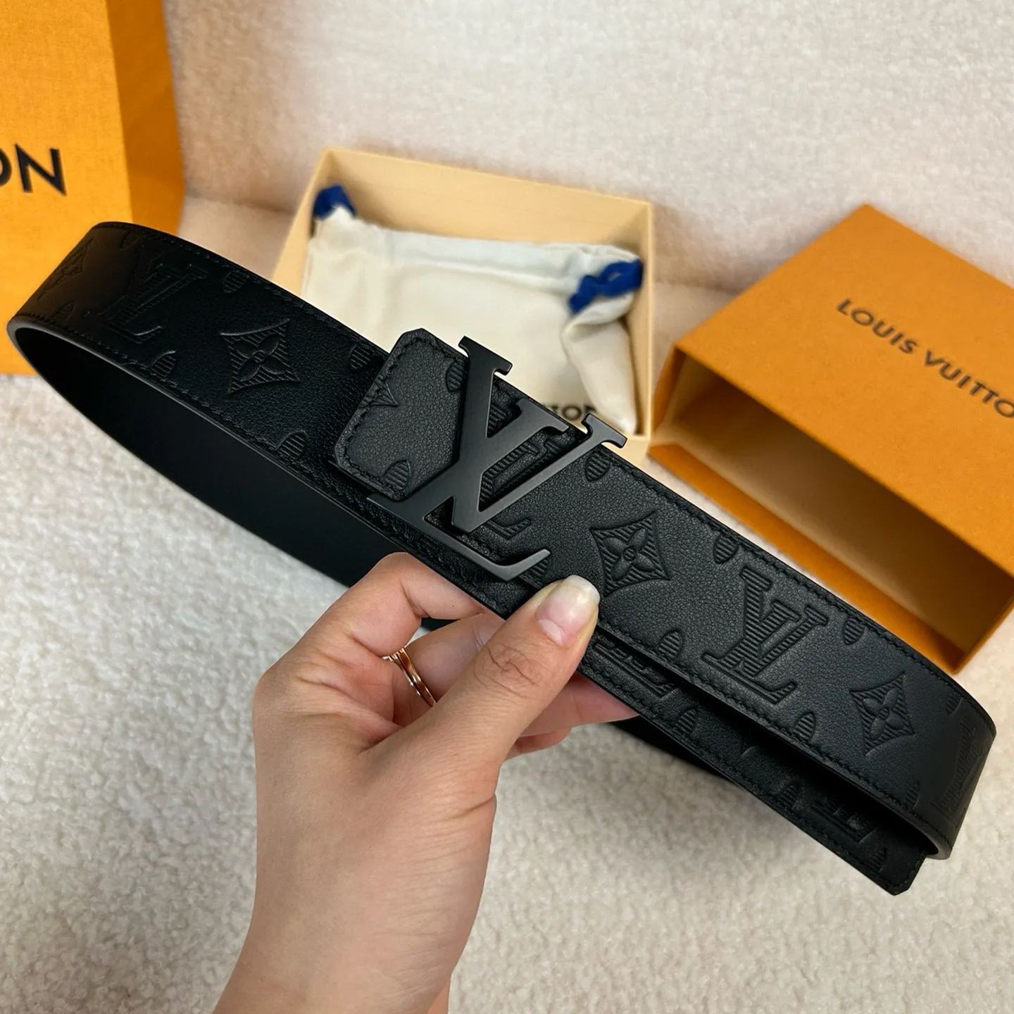 Louis Vuitton 両面カーフスキンの新しい型押しデザイン