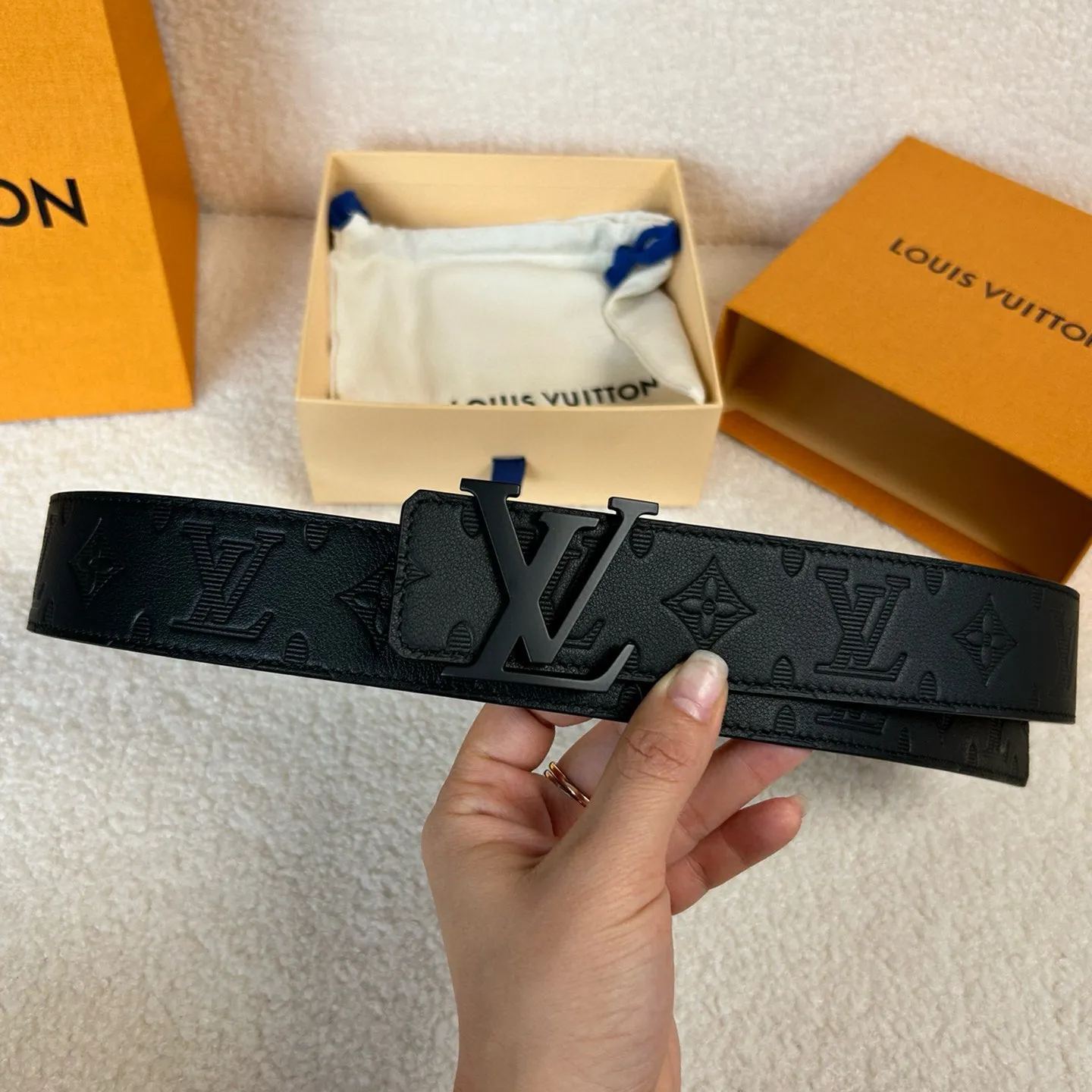 Louis Vuitton 両面カーフスキンの新しい型押しデザイン