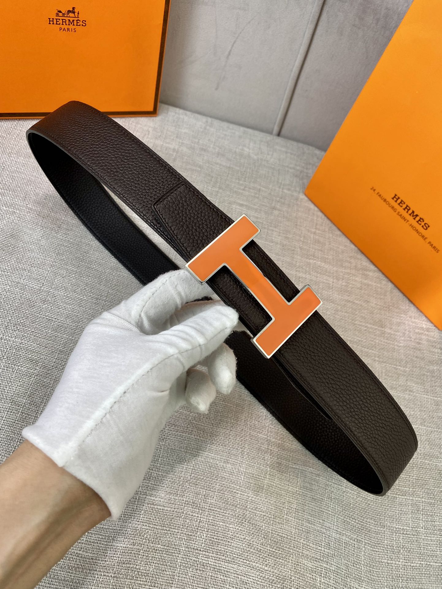HERMES 両面カーフスキン、上質なスチール製ハードウェア、エナメルバックル、リバーシブル