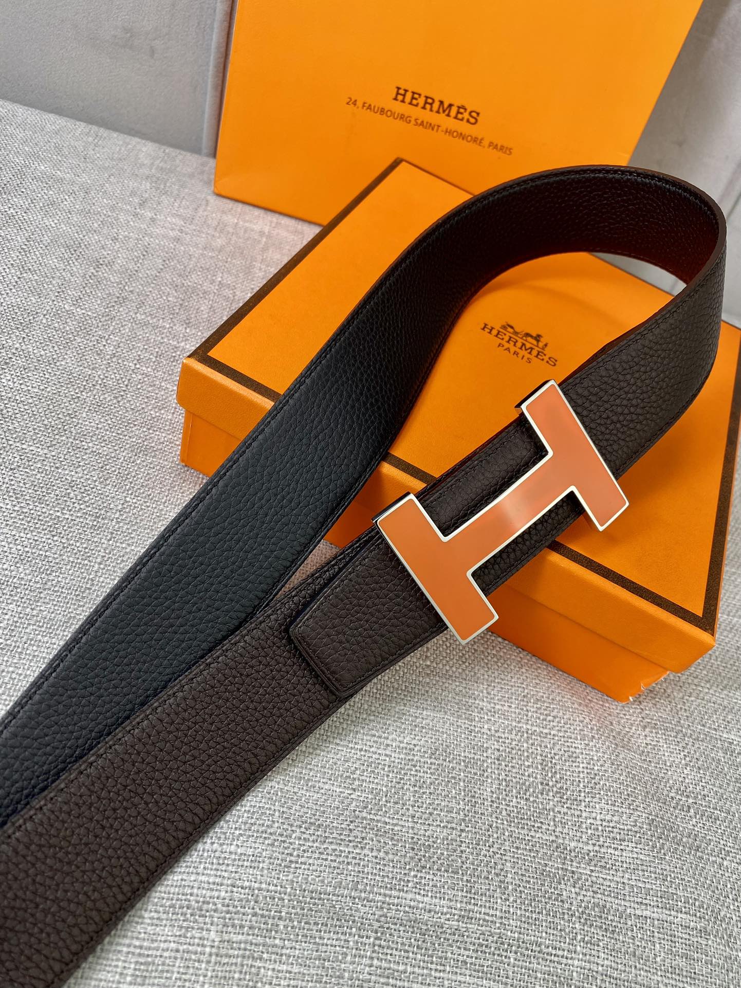 HERMES 両面カーフスキン、上質なスチール製ハードウェア、エナメルバックル、リバーシブル