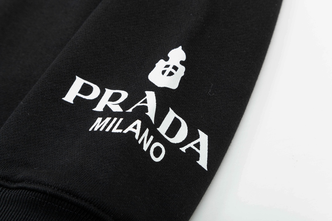 【PRADA公式旗艦店】ご好評に付き再入荷！！