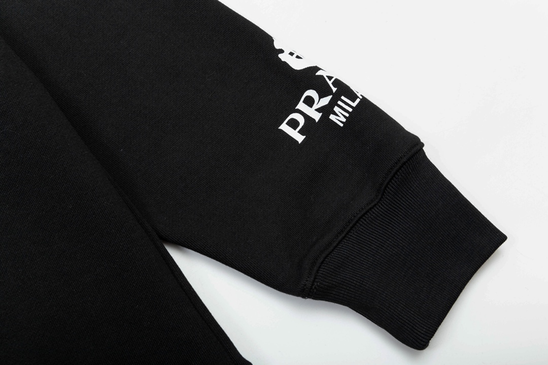 【PRADA公式旗艦店】ご好評に付き再入荷！！