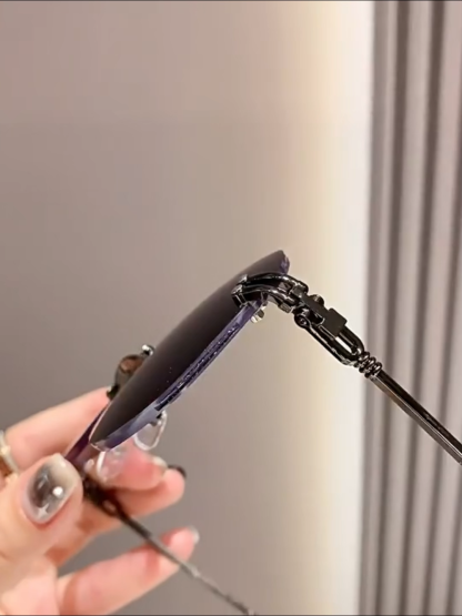 光で色が変わるおしゃれな老眼鏡