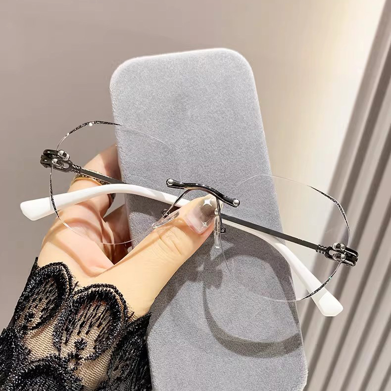 光で色が変わるおしゃれな老眼鏡