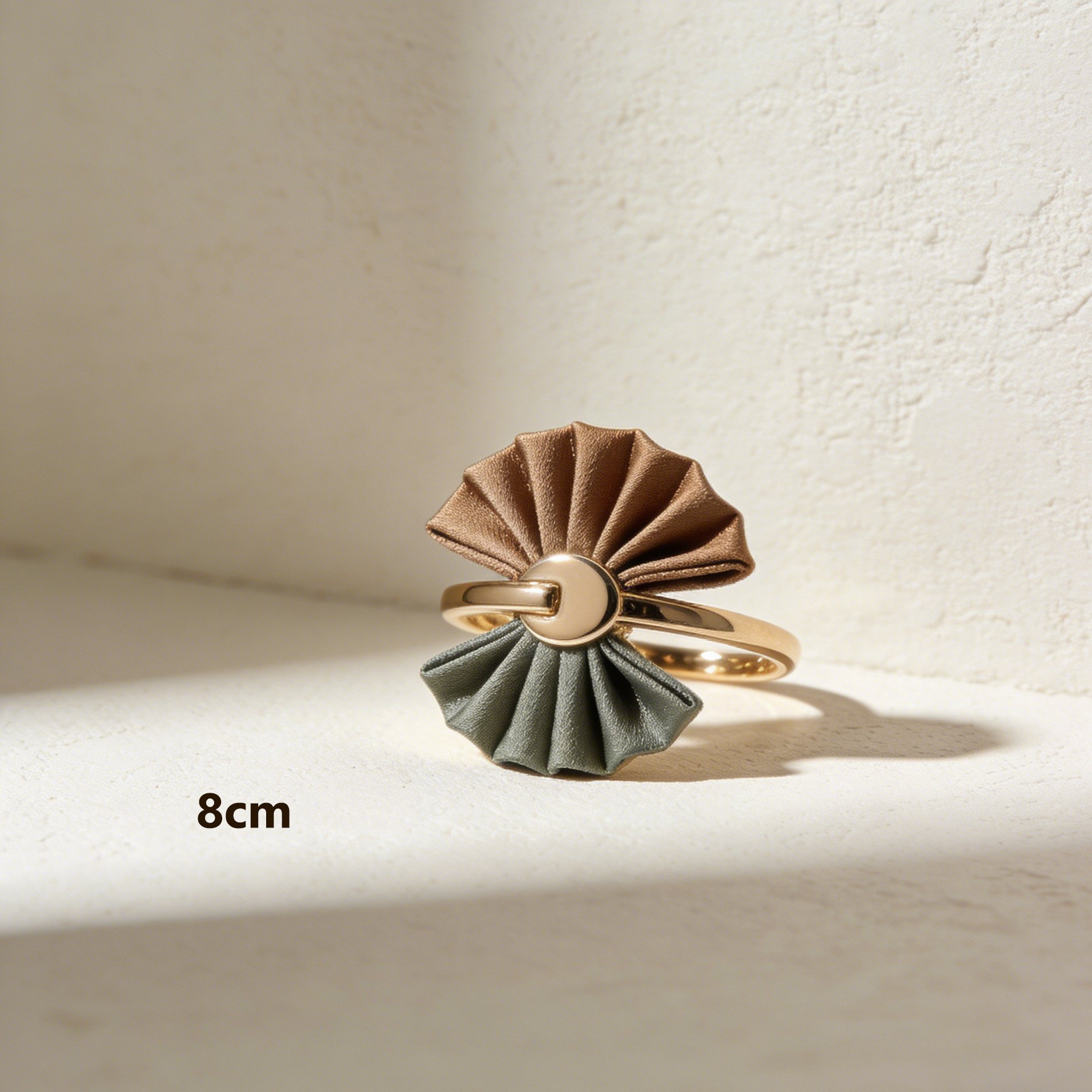 戒指組合佩戴於手指上的時尚搭配