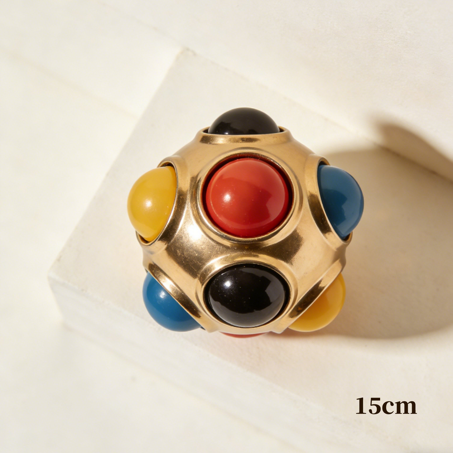 貓咪與耐咬玩具球互動的場景