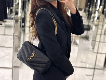 【Saint Laurent】不動の人気！百搭でタイムレスな魅力✨LOULOU スモール（マテラッセラムスキン）