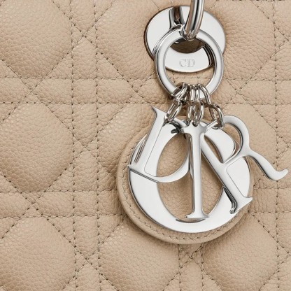 【Dior】朝比奈彩さん、新木優子さん、中村アンさんなど、世界的セレブも愛用する同項 のLADY DIOR ミディアムバッグ！