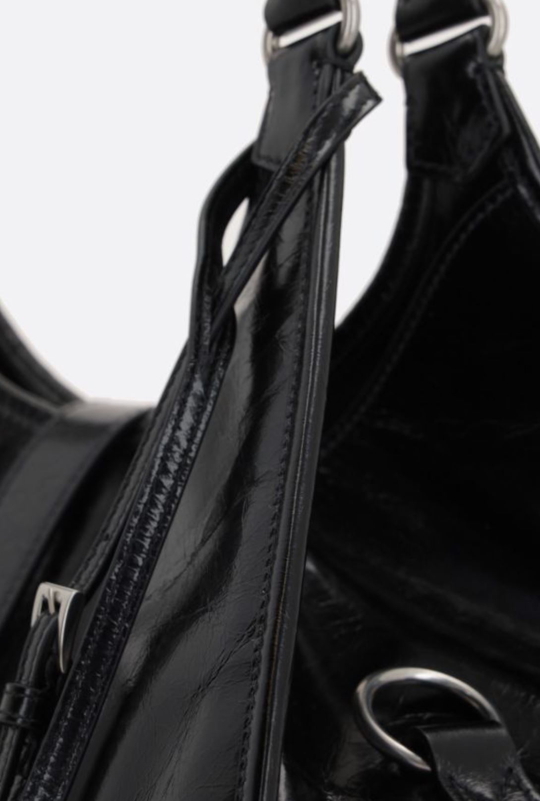 【Prada】どんなスタイルも格上げする、万能バッグ🎉どんなシーンでも主役に、洗練されたデザイン💃